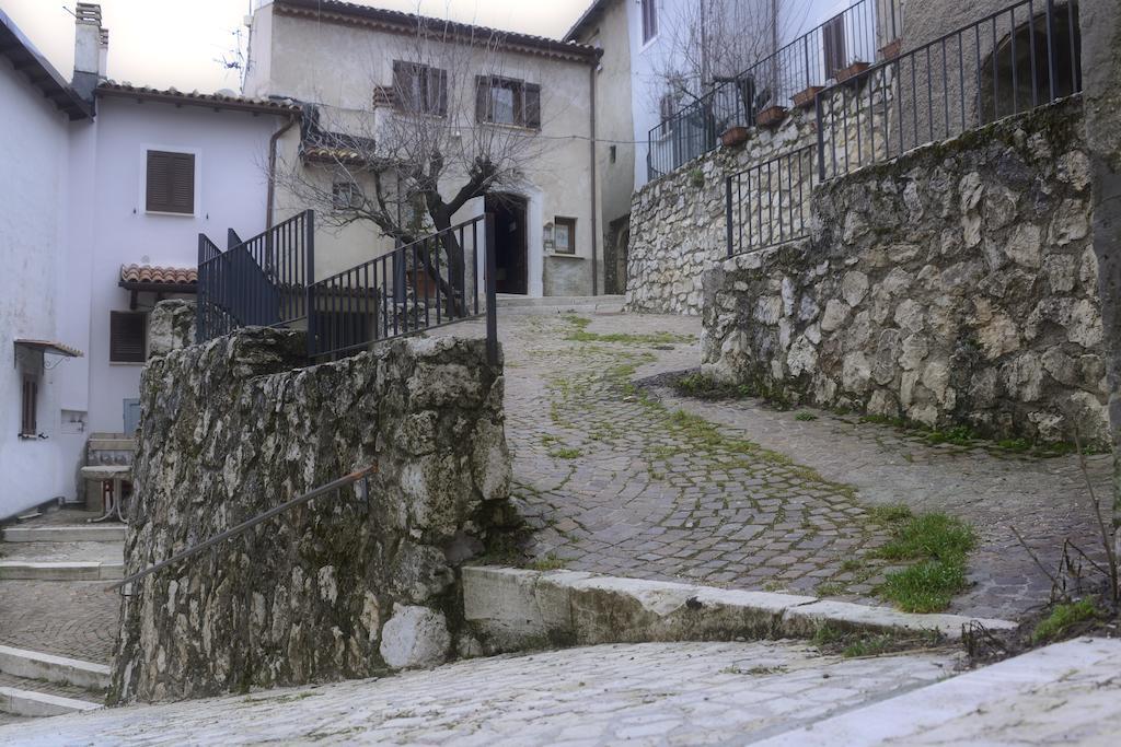 Robur Marsorum Albergo Diffuso Рокка-ди-Меццо Экстерьер фото