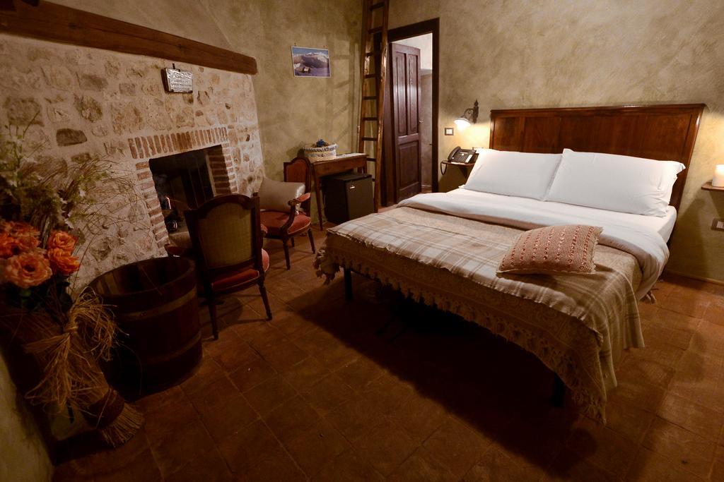 Robur Marsorum Albergo Diffuso Рокка-ди-Меццо Экстерьер фото